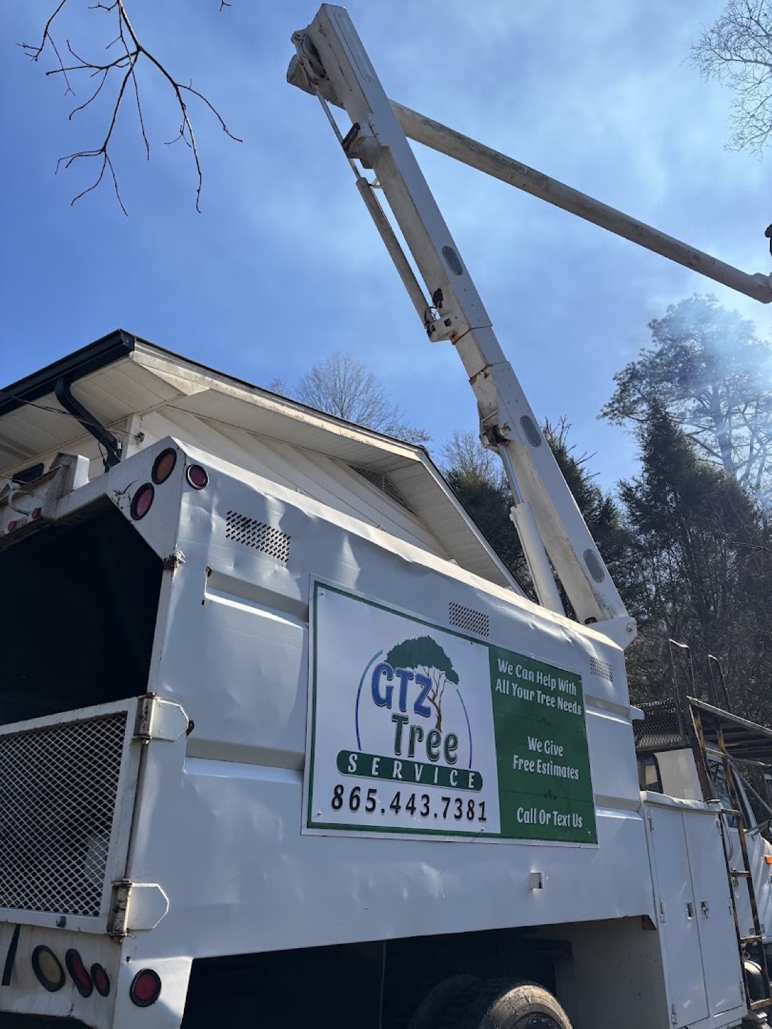 A GTZ crane truck lifting timber on a Knoxville job
